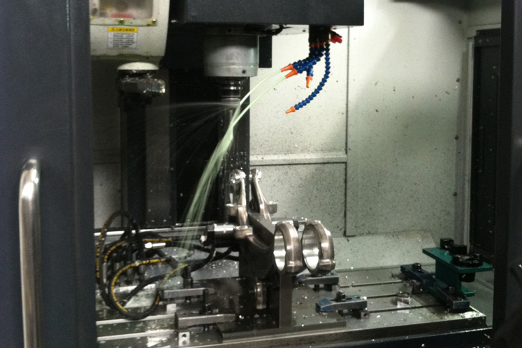 Usinage CNC de rotules dans l'atelier de l'usine