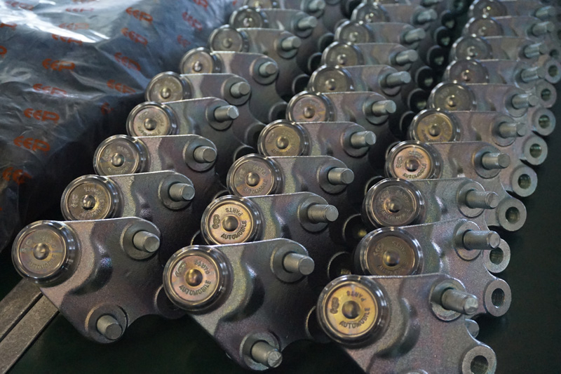 Stock de bras de suspension pr&ecirc;t pour la fourniture aux &eacute;quipementiers